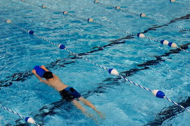 berenang di kolam renang