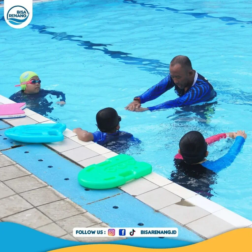 Belajar berenang dengan papan renang