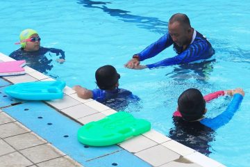 Belajar berenang dengan papan renang